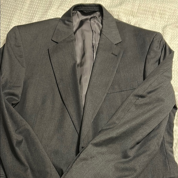 Jos. A. Bank Gray Wool Suit Classic Single-Breasted Design - Picture 1 of 2